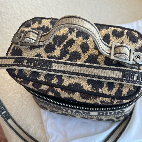Christian Dior Mizza embroidered canvas vanity bag RARE.
100% Authentic. - Picture 8 of 11